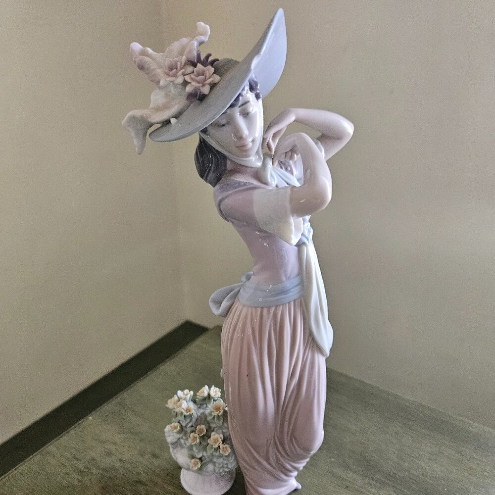 Lladro Paris in Bloom 06280 Elegant Lady